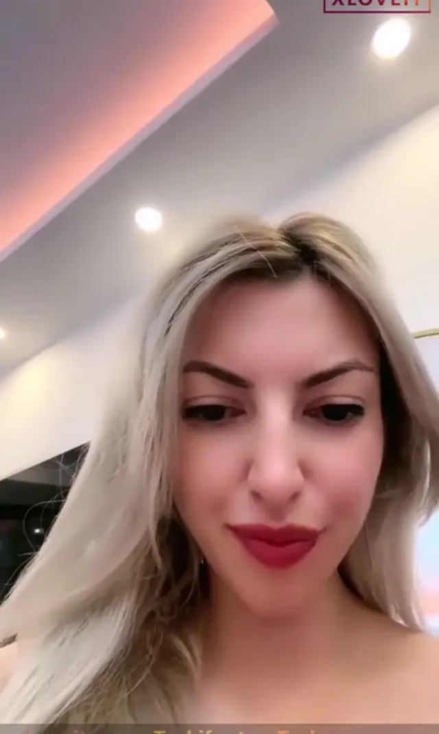 Tango Suzi ifşa Seksi kıyafetli yayın yaptı — Tango Suzi — Canlı Yayınlar · sahne 2