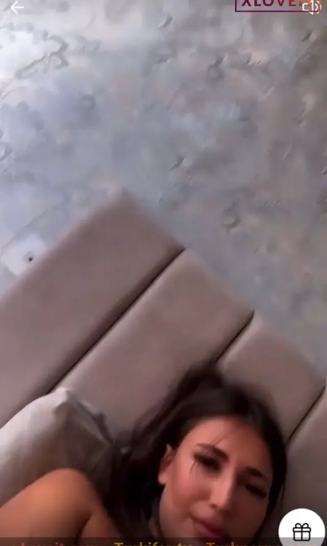 Tango Zeynep ifşa 2 lezbiyen kız canlı yayında ufaktan yiyişti — Tango Zeynep — Canlı Yayınlar · sahne 3