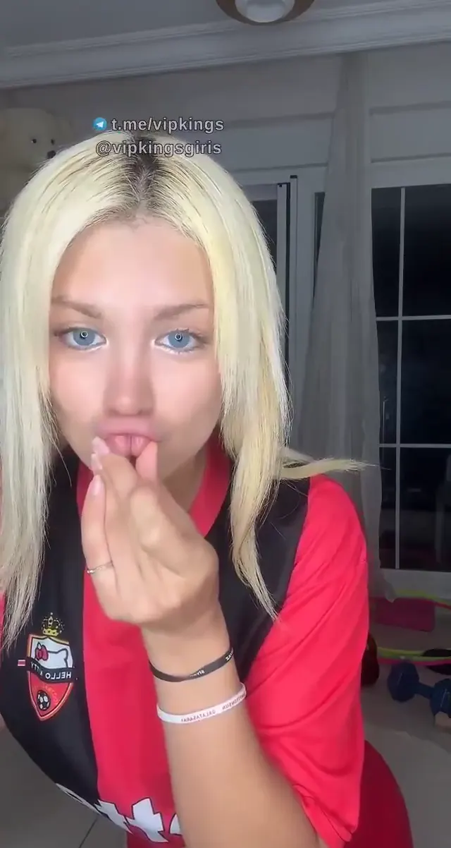 Tiktok Misshoca — Tiktok Misshoca ifşa Sarışın çıtırdan 1 saatlik yayın · sahne 1