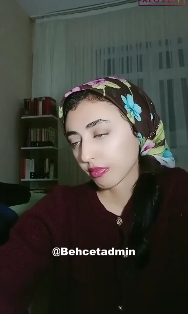 Türbanlı ifşa Ev kızı Melike pijamasını yırttı — Canlı Yayınlar · sahne 1