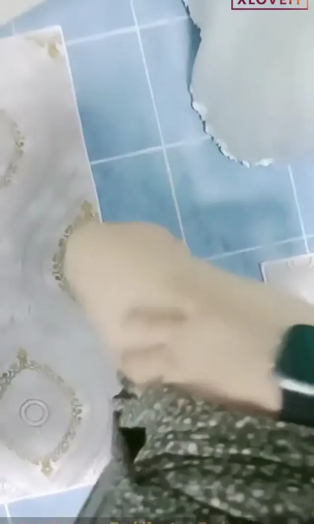 Türbanlı ifşa Kübra banyoda gizlice amcık açtı — Canlı Yayınlar · sahne 1