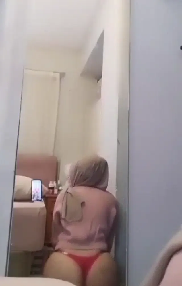 Türbanlı Öğretmen ifşa Ayna önünde kırmızı iç çamaşırlı göt salladı — Türbanlı Öğretmen — Bedava Porno · sahne 2
