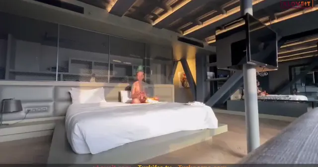 Yağmur Şimşek ifşa nude Cips yiyip TV izledi — Yağmur Şimşek — Türk ifşa · sahne 1