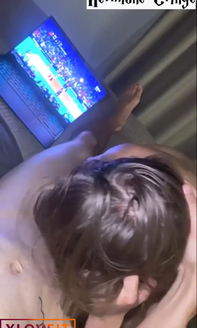 Voleybol şampiyonluk maçını sakso çekerek izledi — Amatör Porno · sahne 3