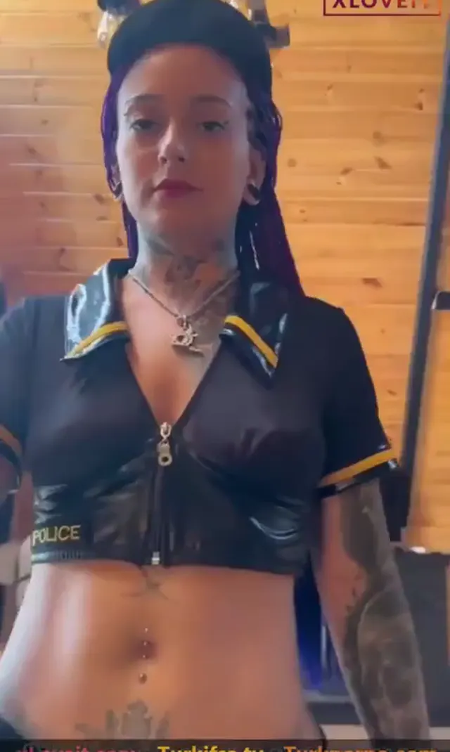 Yağmur Şimşek ifşa Polis Kıyafetiyle Bungalovda — Yağmur Şimşek — Türk ifşa · sahne 1