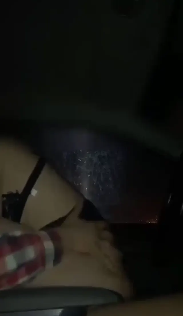 Yeni evli kocasını arabada aldattı — Amatör Porno · sahne 2