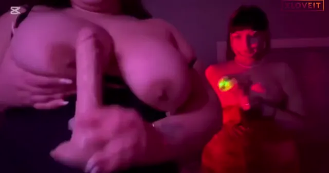 Zeynep Nur Maviş — Zeynep Nur Maviş ifşa Diğer şişman kızın meme arasında dildo yaladı · sahne 1