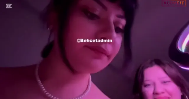 Zeynep Nur Maviş — Zeynep Nur Maviş ifşa Diğer şişman kızın meme arasında dildo yaladı · sahne 2