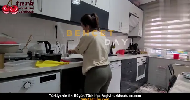 Zeynep Tumbekin Ciplak Kardesi Katilimcisi 10 Youtuber Videoyu Gosteriyor — Türk ifşa · sahne 1