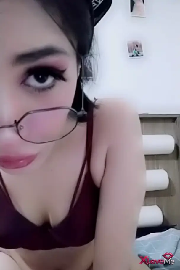 Ateşli Porno — Asyakul ifşa Gözlüklü çıtırın amcık parmaklaması