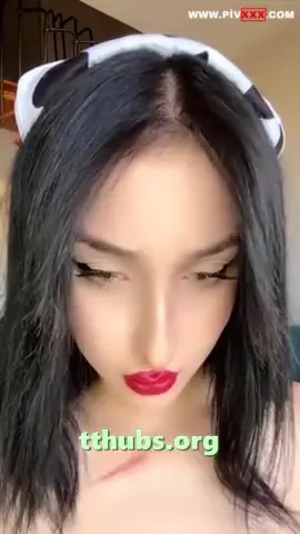 Türk ifşa — Benasteria inek kostümüyle webcamde şov yapıyor, seksi pozlar veriyor - Porno Video