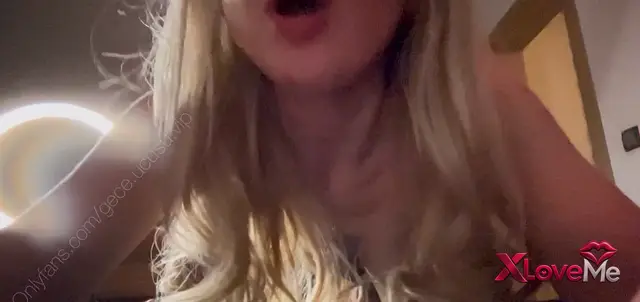 Kısa Porno — Gece Uçuşu Porno Sikilirken kameraya karşı inledi — Gece Uçuşu