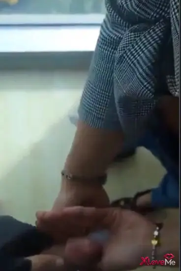 Ofiste Türbanlı temizlikçiyi sikip avucuna boşaldı