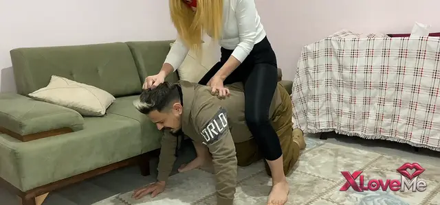 Sahibe kadın köle kocasının sırtına bindi — Keyifhane