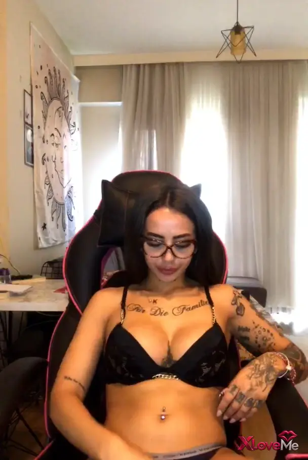 Türk İfşa İzle — Shawty ifşa Gündüz nude yayın yaparken yerinde duramadı — Shawty