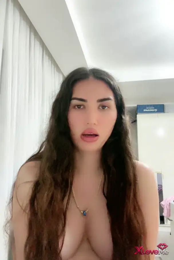 İfşa Alemi — Tango Ays ifşa Memelerini saçlarıyla gizleyip yayın yaptı