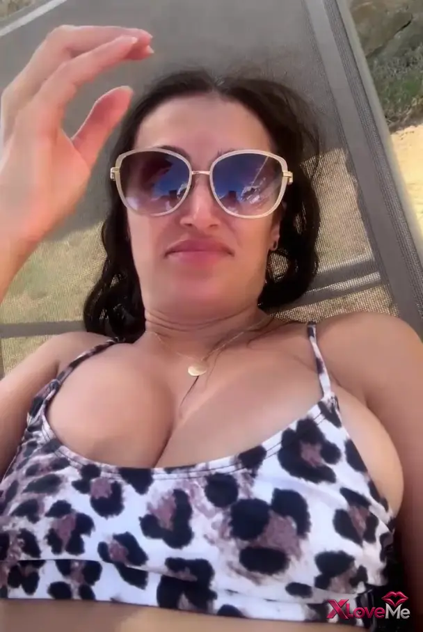 Tango Eva ifşa Şezlongda uzanıp yayın açtı — Tango Eva