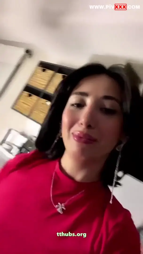 Tango Samael kırmızıdan siyaha soyunup azgın pozlar veriyor - Porno Video — Tango Samael
