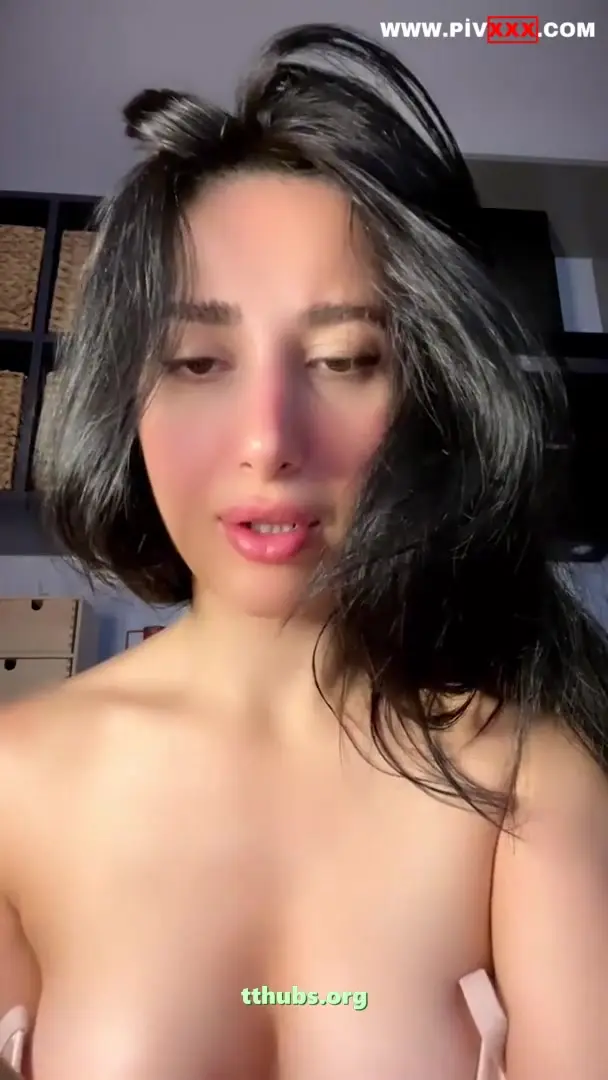 Tango Samael yayında göğüslerini okşuyor ve kalçalarını açıyor - Porno Video — Tango Samael