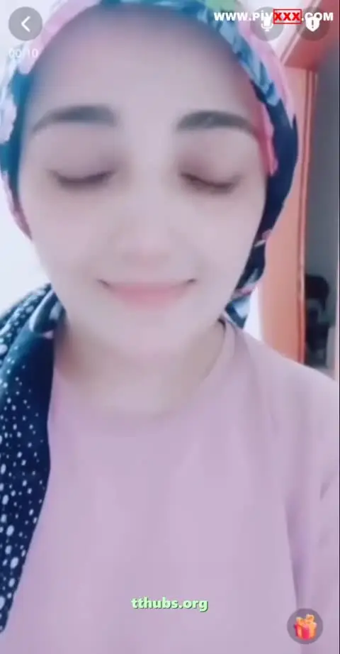 Türbanlı köylü kızı, sevgilisine görüntülü olarak memlerini gösteriyor - Porno Video