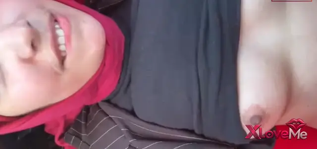 Sert Porno — Türbanlı Porno HD Olgun kadın arabada sert sikildi