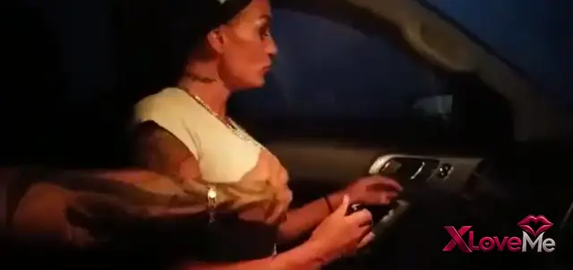 Sikiş Video — Yaşlı Sakso Aleyna Nicole arabada bira içip ağza aldı — Aleyna Nicole