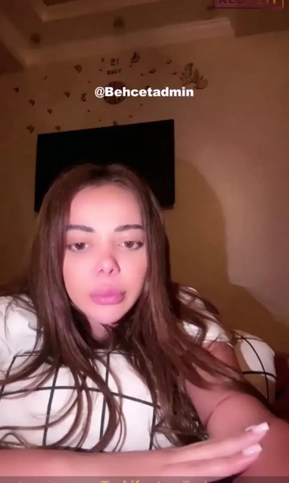 Babe ifşa Güzel kız dayanamayıp meme amcık gösterdi — Canlı Yayınlar