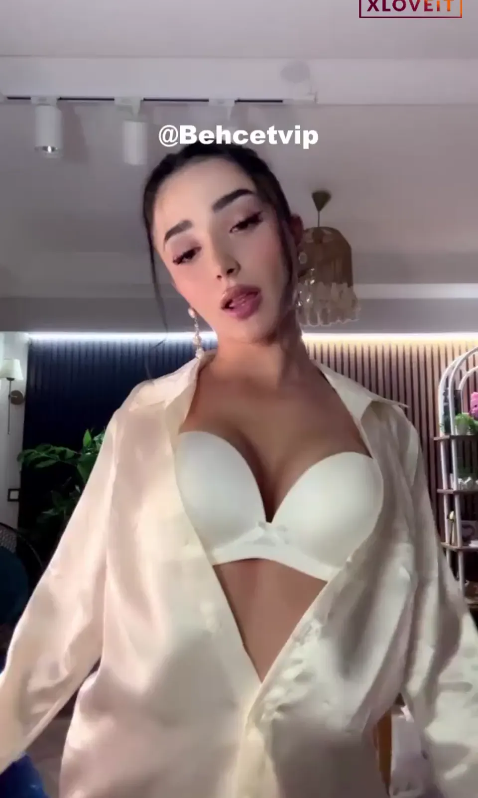 Tango Derin ifşa Sexy piliçin yayınını seyret — Canlı Yayınlar