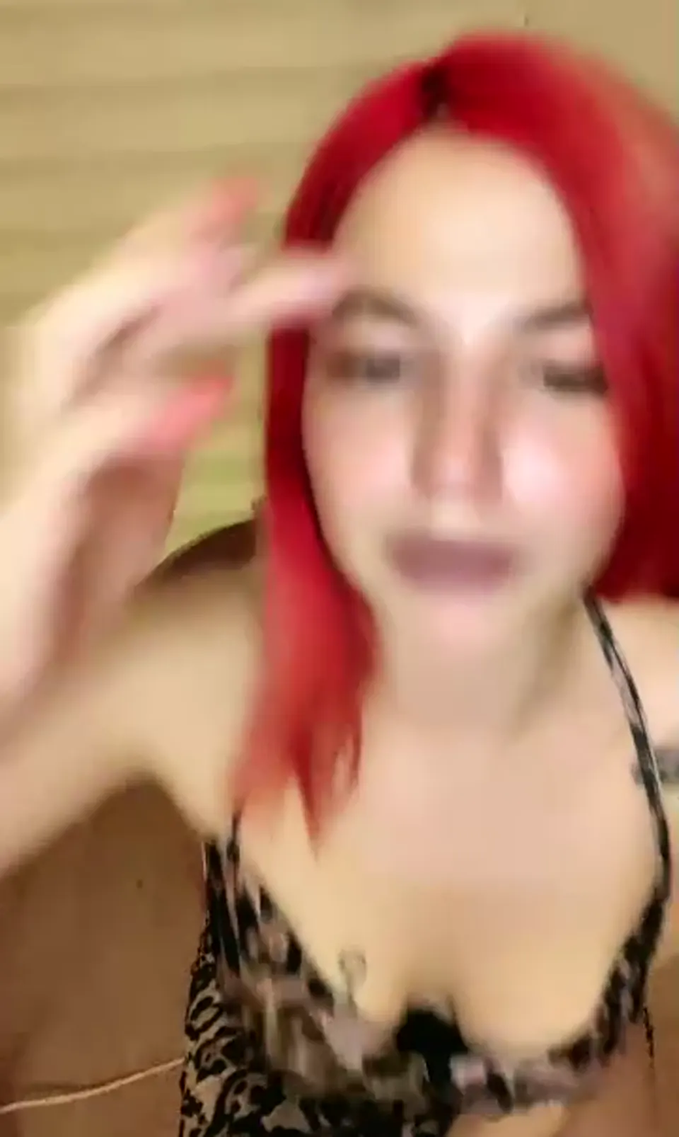 Tango Lali ifşa Leopar elbisesiyle yayın yaptı — Tango Lali — Canlı Yayınlar